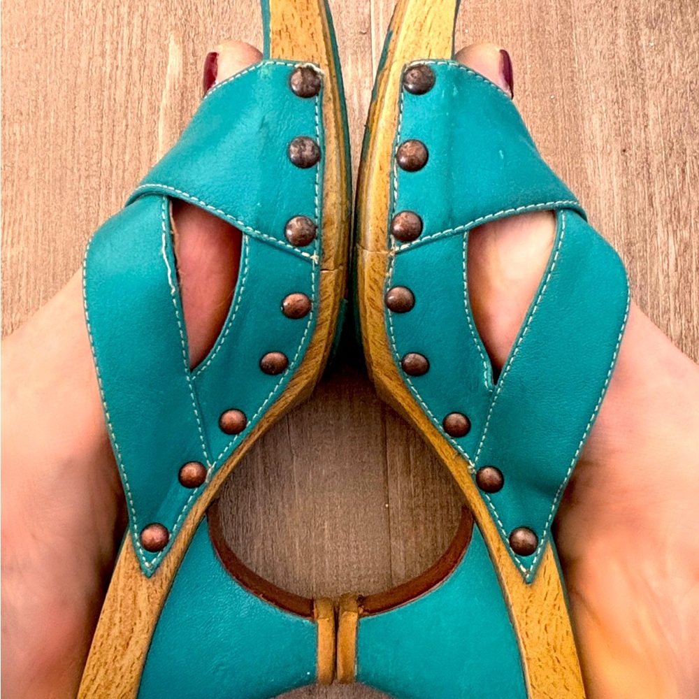 Söfft 3” heel sandals 7.5 in women’s Teal color